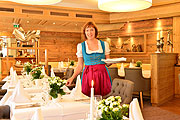  Freundlicher Service im Hotelrestaurant Quelle: Werbewind GmbH (Hotel Jagdhof) 